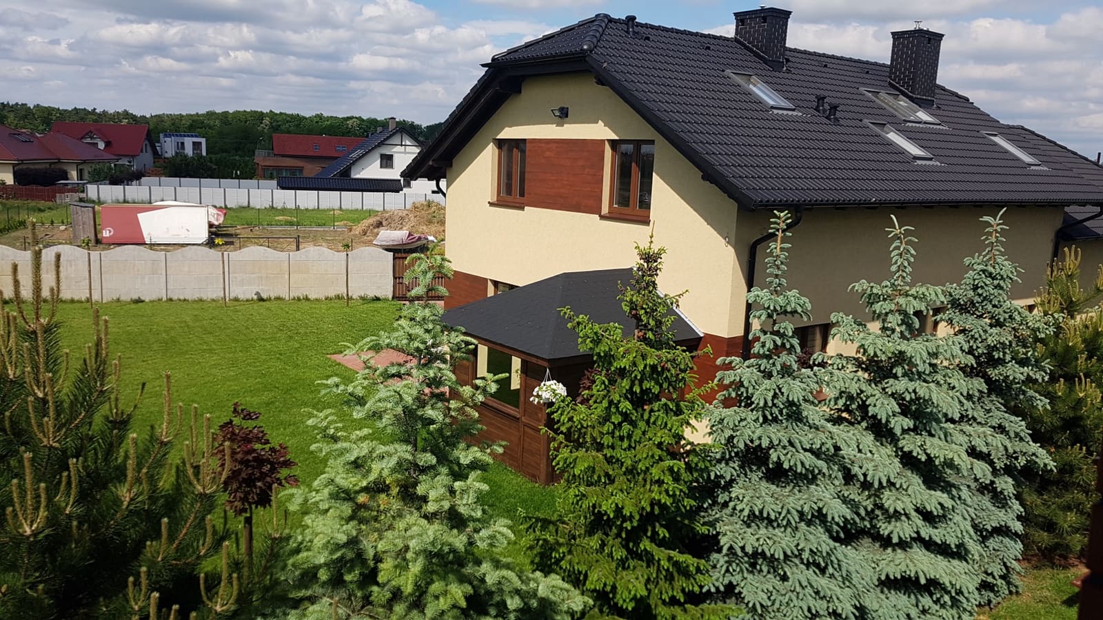 Elewacja domu agroturystyki z zielonym trawnikiem