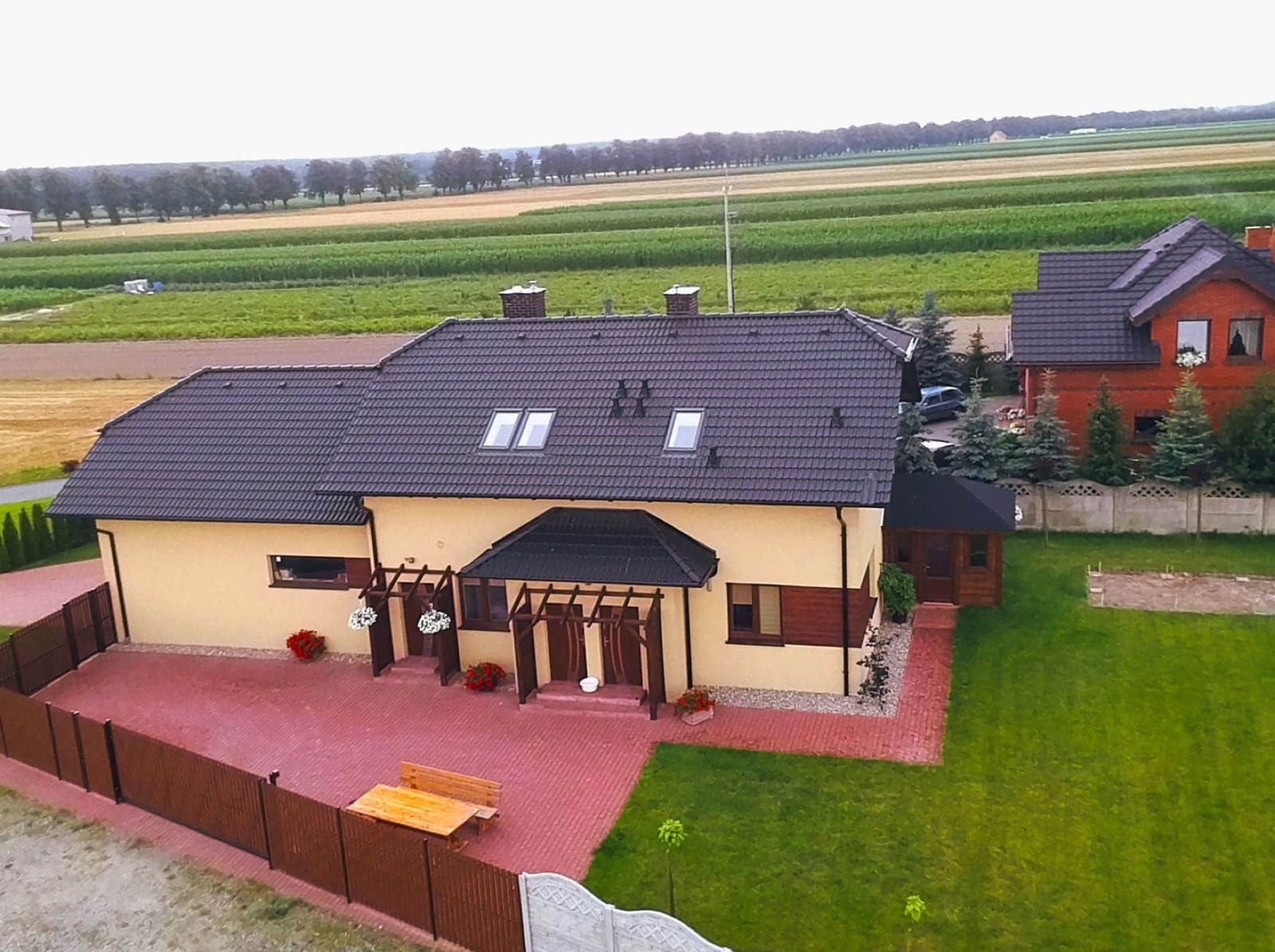 Dom agroturystyki wśród pól, widok z góry